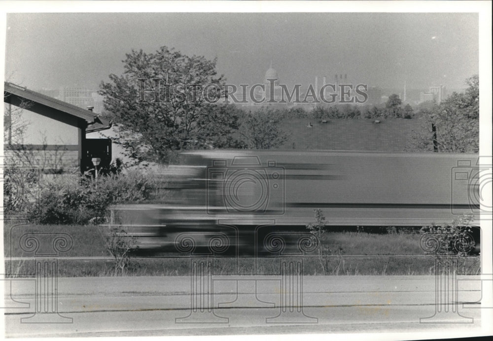 1991 Press Photo Suburban Madison, Wisconsin with Capitol in Skyline - mjb26111 - Historic Images