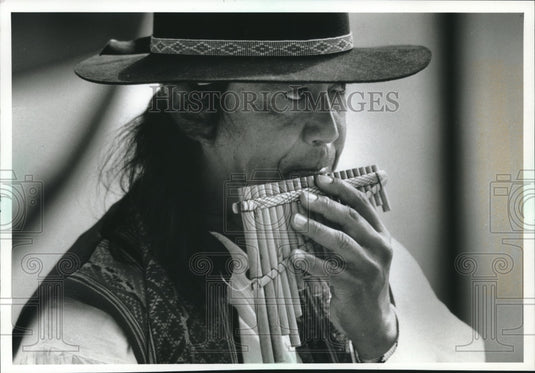 1993 Press Photo Sur Manta Band Member on State Street in Madison, Wisconsin - Historic Images