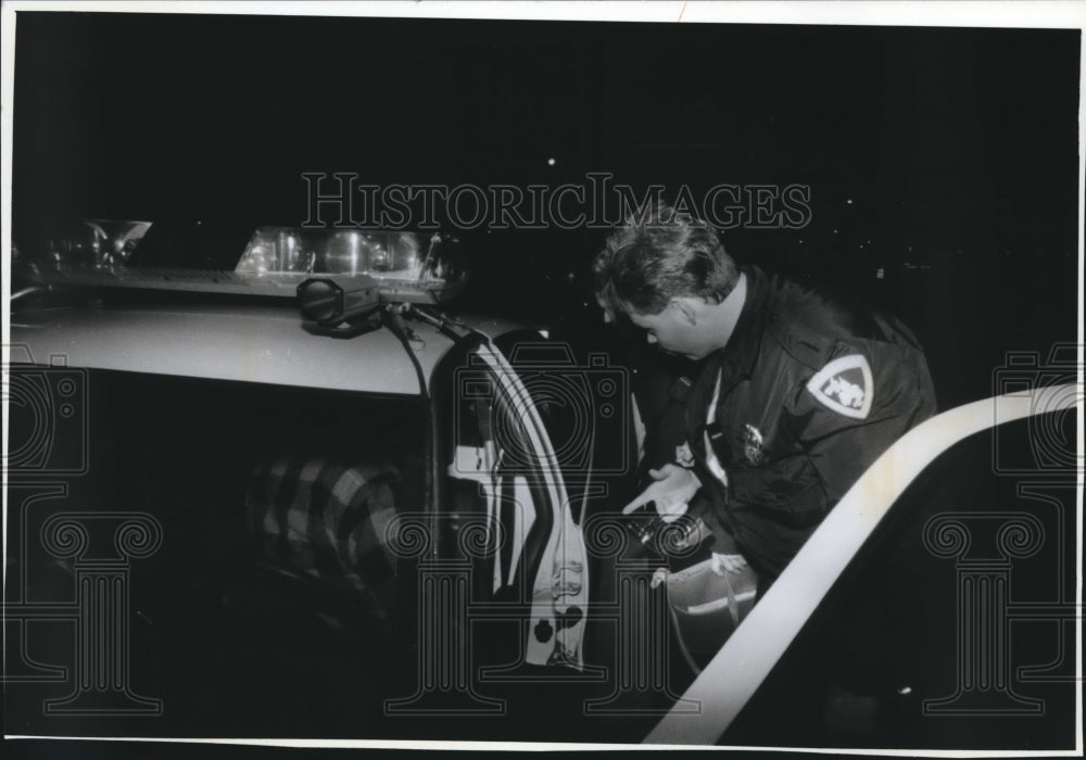 1992 Press Photo Madison Police Officer Joe Balles on Patrol in Wisconsin - Historic Images