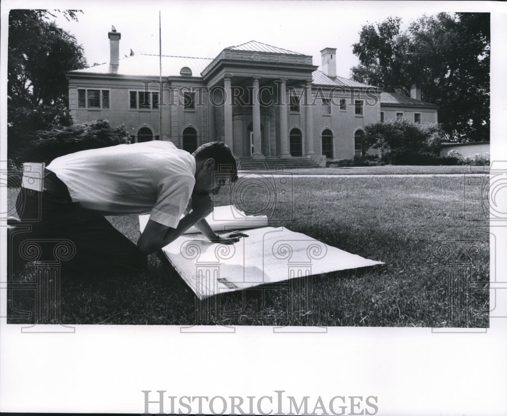 1966 Press Photo Architect George Alfano on the Lawn of the Executive Mansion-Historic Images