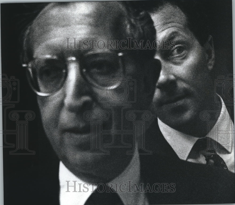 1996 Press Photo Elliot Maisel with attorney James Shellow in Kenosha courtroom - Historic Images