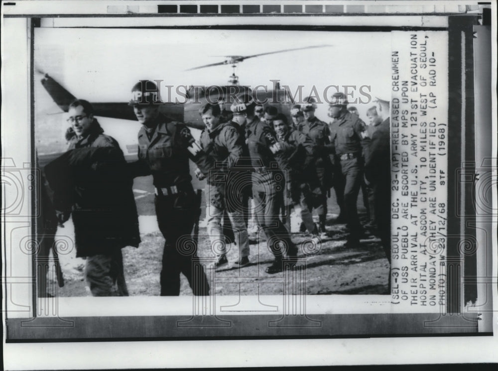 1969 Press Photo USS Pueblo crewmen escorted once arriving to the United States - Historic Images