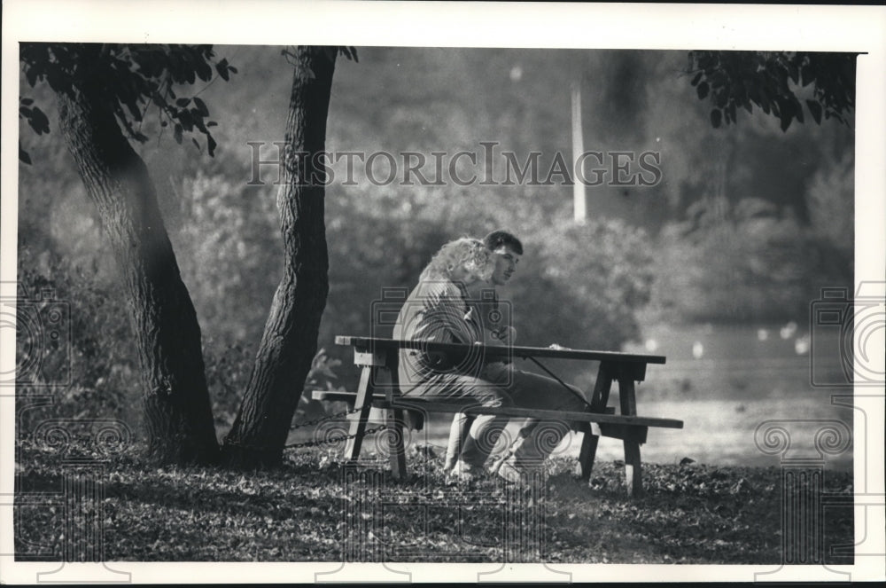 1986 Press Photo Jean Ruder and Randy Crisp at Wilson Park in Milwaukee - Historic Images