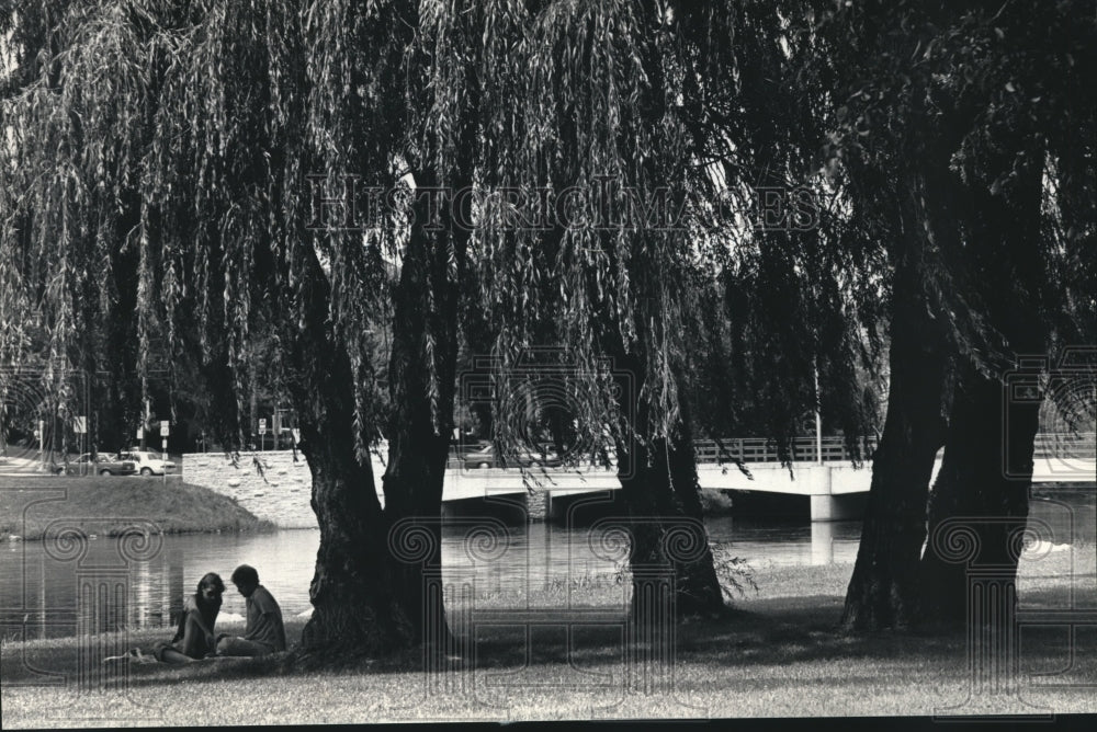 1986 Press Photo Terry deCastro and Greg Kurczewski at Frame Park in Waukesha - Historic Images