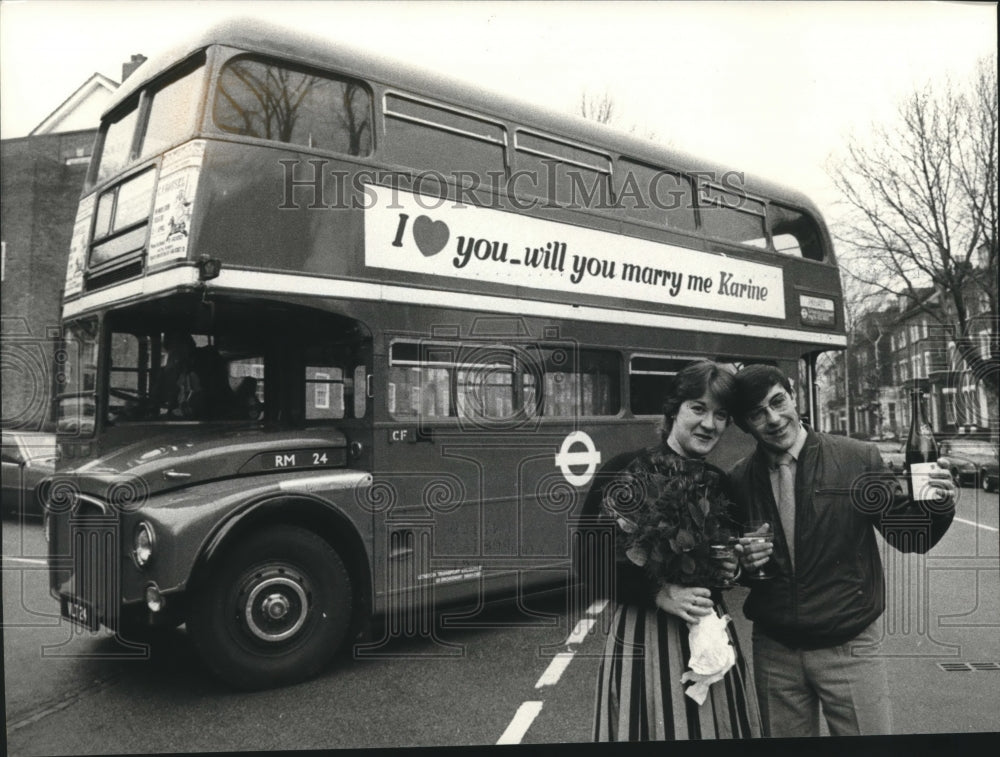 1984 Press Photo Paul Williams with Karine Pearce in London After Proposing - Historic Images