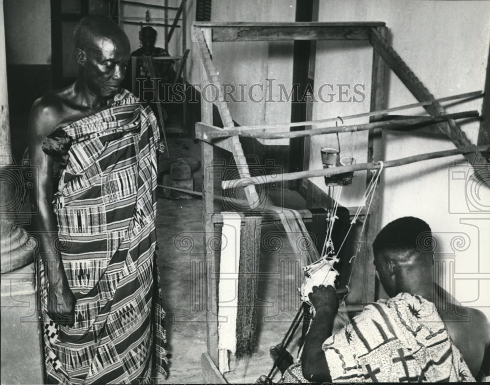 1959 Press Photo Man wearing Kente cloth watches a kente craftsman work - Historic Images