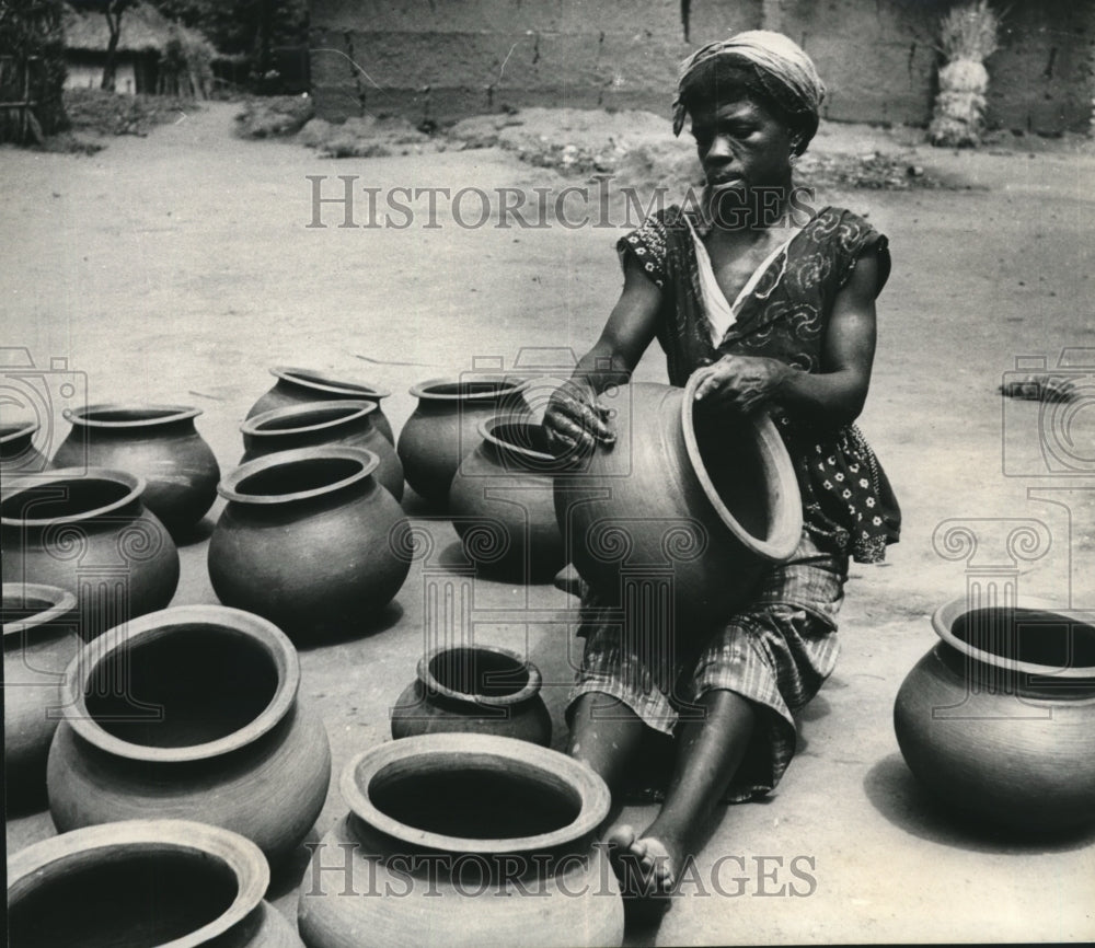 1959 Press Photo Ghana women make pots and bowls by hand - mjb26256 - Historic Images