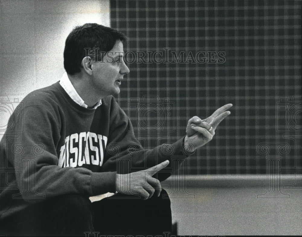 1993 Press Photo Germantown high school teacher, John Katz teaches mathematics - Historic Images