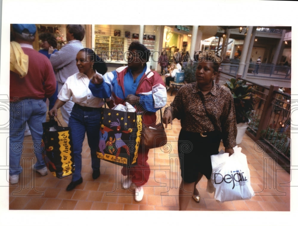 1992 Press Photo Michigan women travel to Mall of America for shopping spree - Historic Images