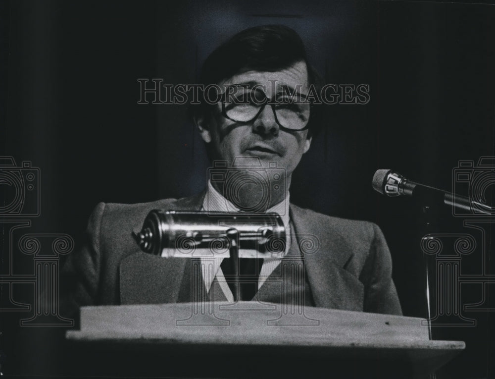 1979 Press Photo Psychiatrist Dr. Andrew Malcolm at Whitefish Bay, Wisconsin - Historic Images