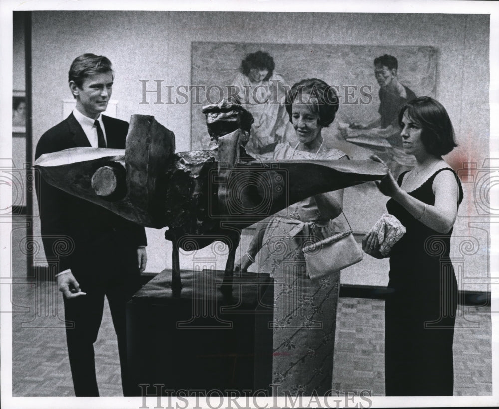 1965 Members of the Milwaukee Repertory Theatre admire sculpture-Historic Images