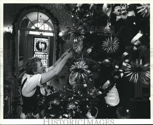 1982 Press Photo Rita Michalak decorates "Polish Tree" of Governor Mansion - Historic Images