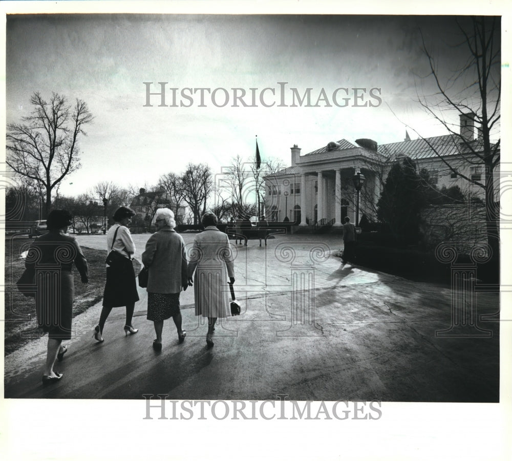 1981 Press Photo Women Approach Executive Mansion in Madison, Wisconsin - Historic Images