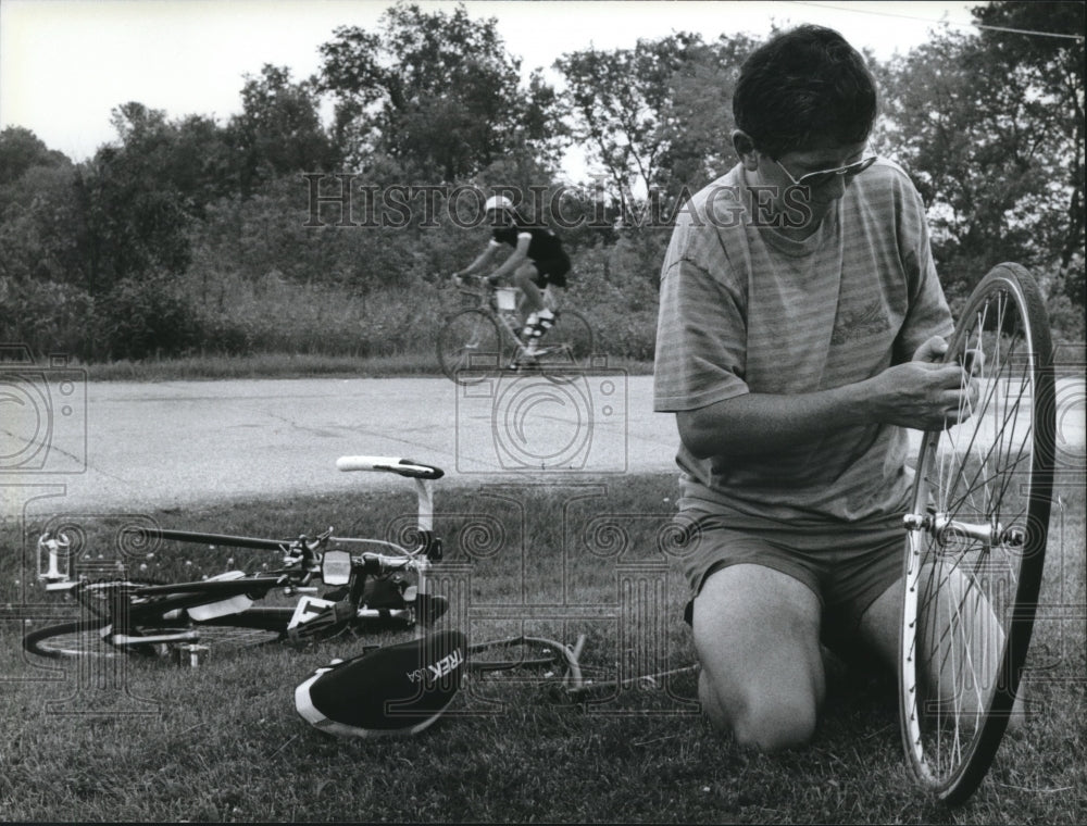 1993 Press Photo Dick McCarty Replaces an Inner Tube during Trek 100 Fundraiser - Historic Images