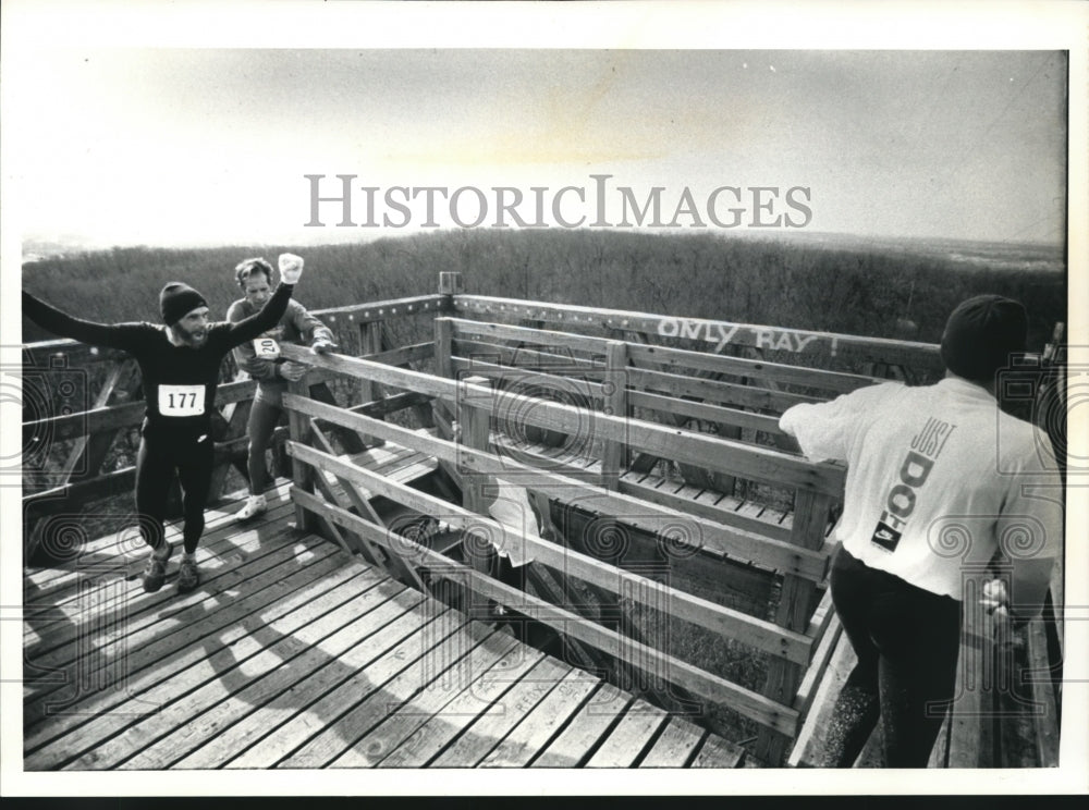 1992 Press Photo Bill Jackson Celebrates while Runnung a Marathon at Lapham Peak - Historic Images