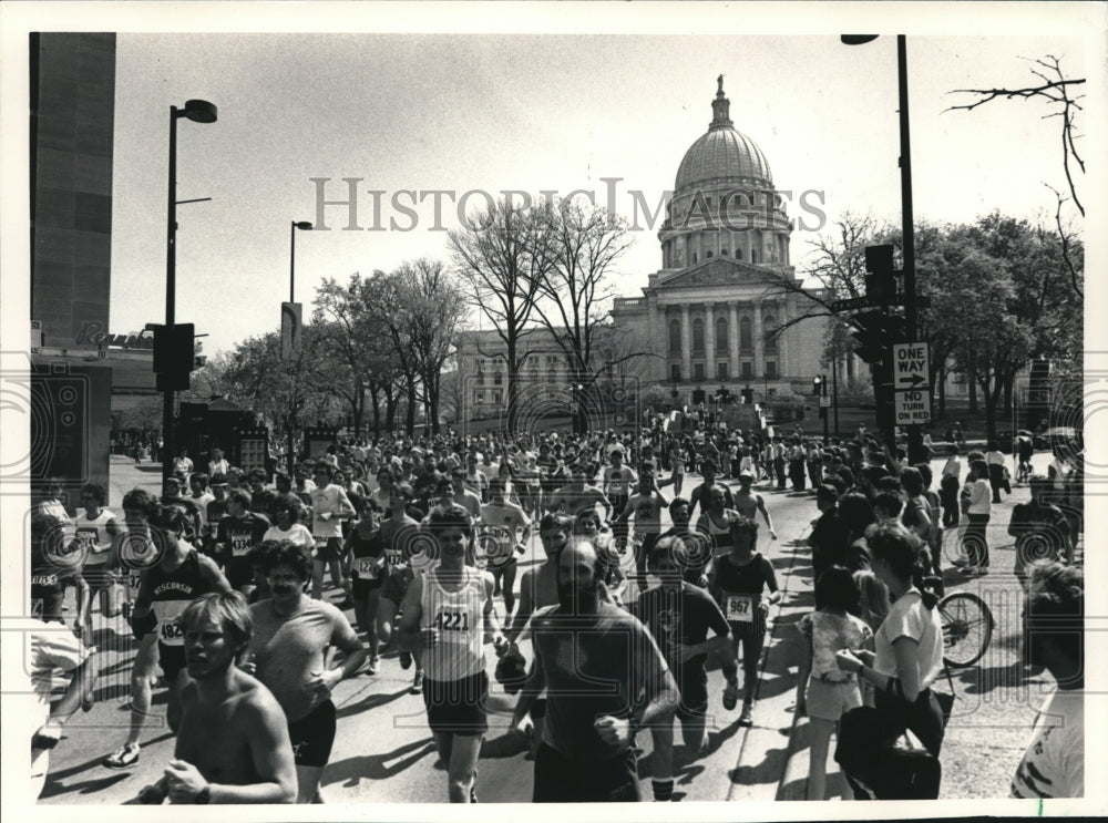 1986 Press Photo Runners Run by the Capitol Building in Crazylegs Run in Madison - Historic Images