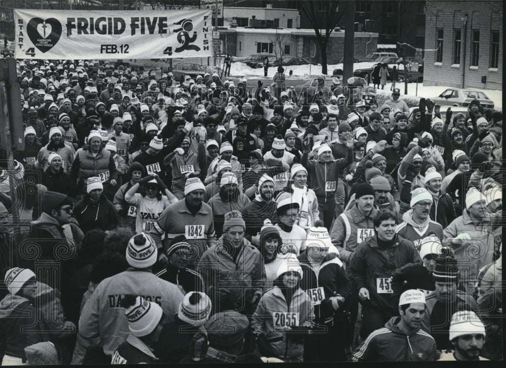 1983 Press Photo Runners Compete in the Frigid Five Marathon in Milwaukee, WI - Historic Images