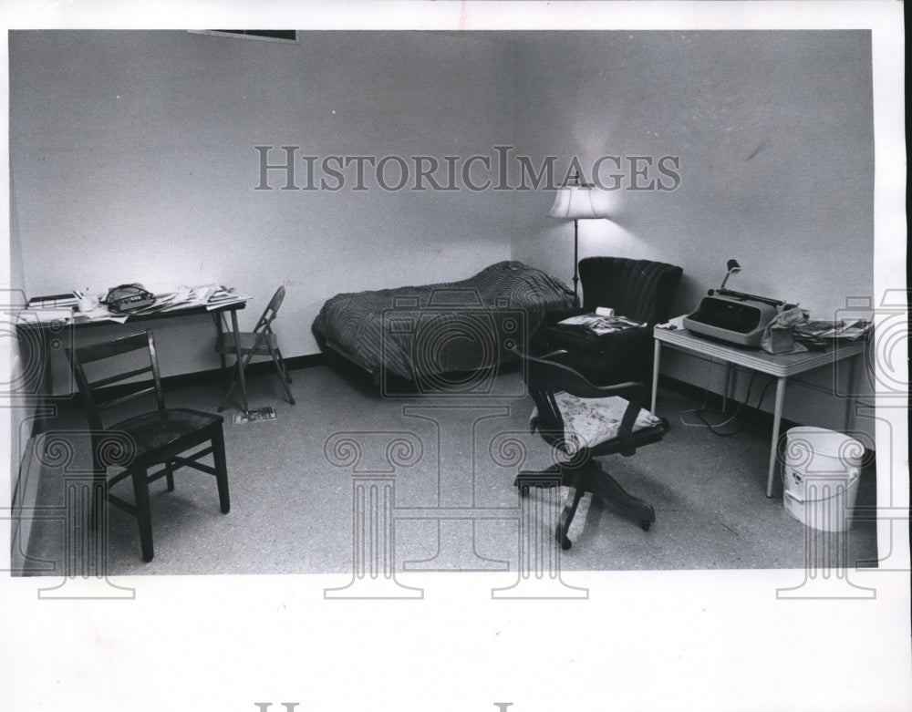 1974 Press Photo Daniel R. McNamara Furnishes Huber Prison Room in Marquette-Historic Images
