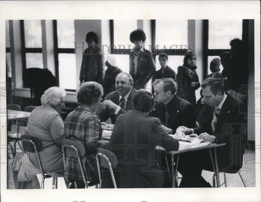 1975 Press Photo Lee McMurrin Has School Lunch Around Schoolkids, Milwaukee - Historic Images
