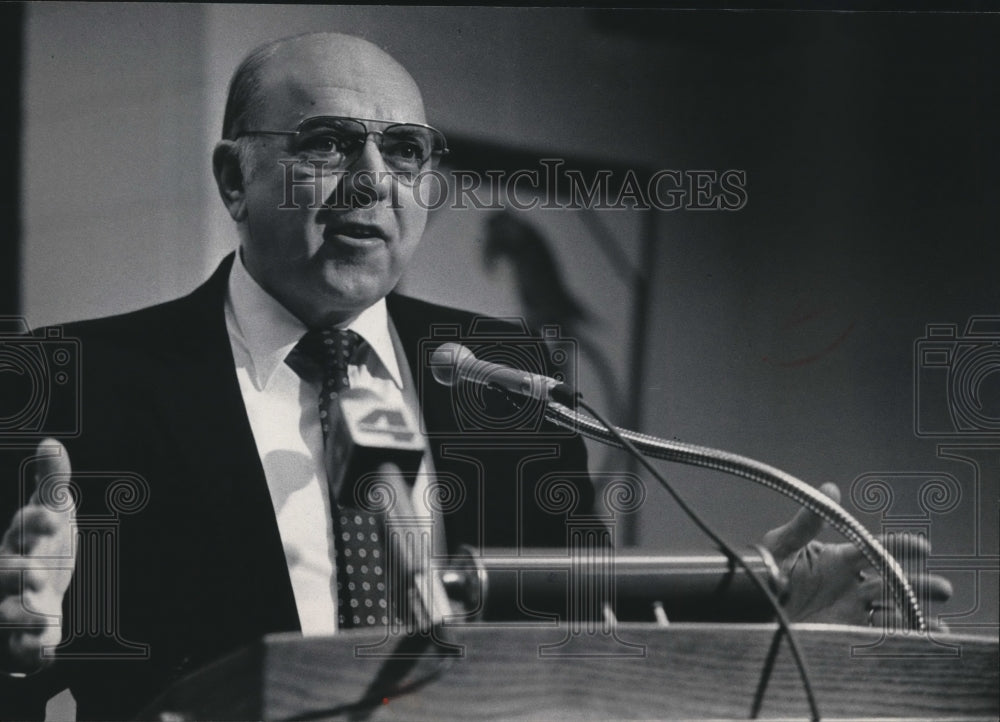 1984 Press Photo Lee R. McMurrin Speaks at Public Forum in Fox Point - mjb26468 - Historic Images