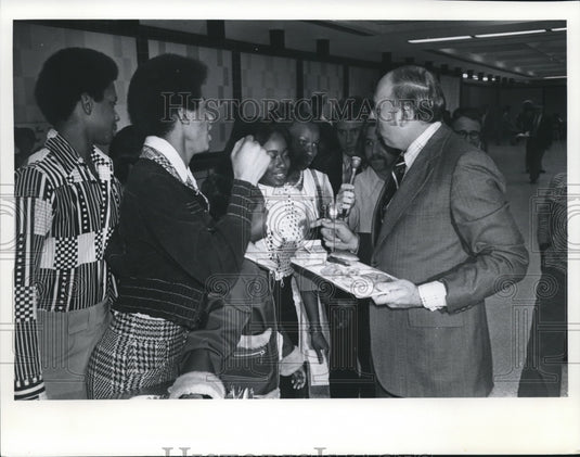 1975 Press Photo Washington High School, Lee McMurrin, Has Lunch with Schoolkids - Historic Images
