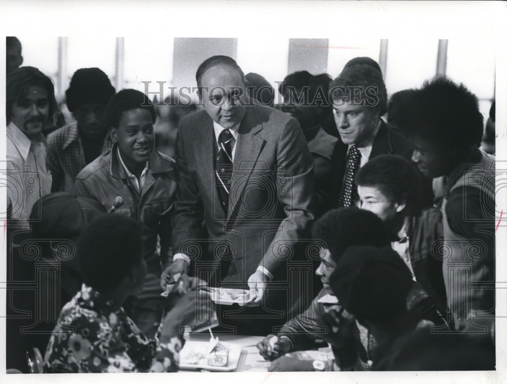 1975 Press Photo Lee McMurrin lunched with Washington High students in Milwaukee-Historic Images