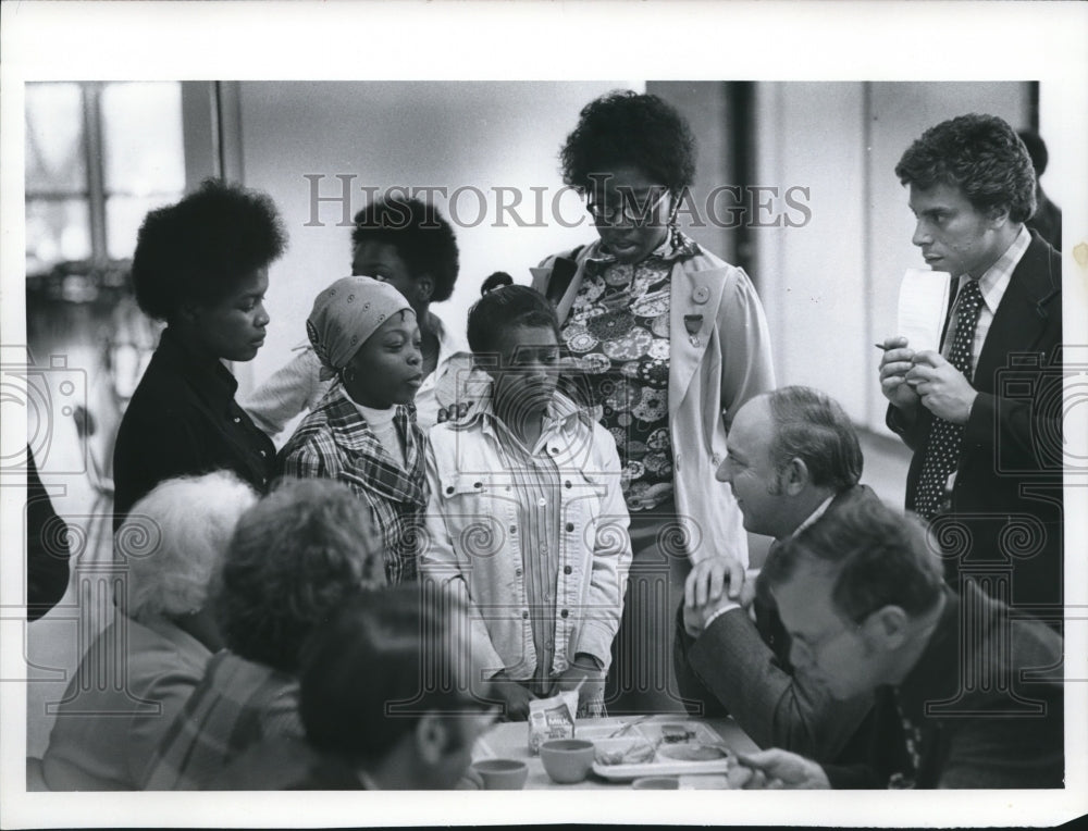 1975 Press Photo Superintendent Lee McMurrin lunches with students in Milwaukee - Historic Images