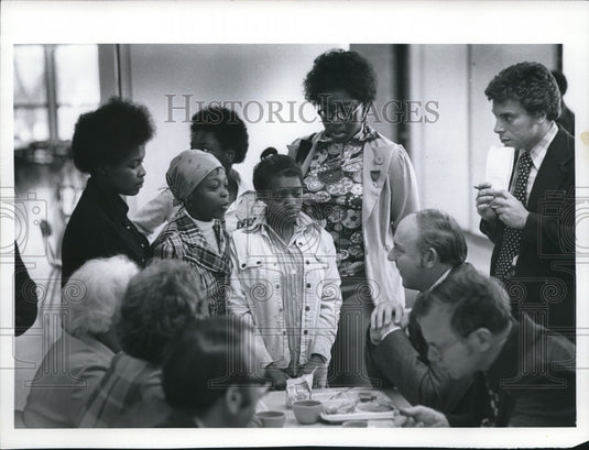1975 Press Photo Superintendent Lee McMurrin lunches with students in Milwaukee - Historic Images