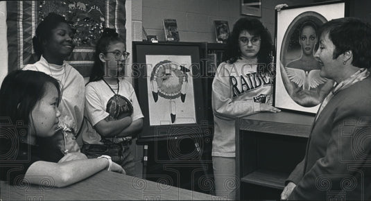 1992 Press Photo Suzanne Banerian, Librarian at Grand Avenue Middle School, Art - Historic Images