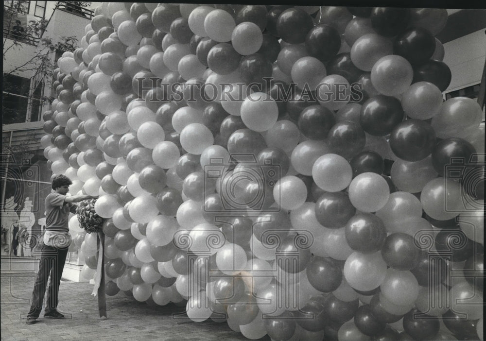 1982 Press Photo Whitman Heining of Balloon Art Finishes Grand Avenue Mall Setup - Historic Images