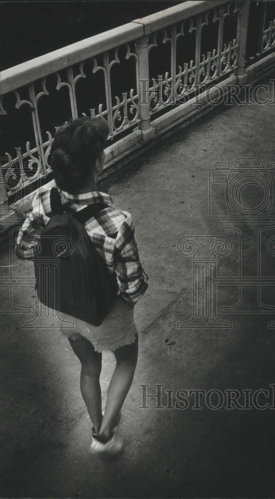 1984 Press Photo Woman walks alone along the street - Historic Images