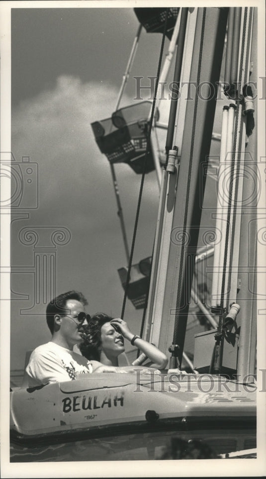 1991 Press Photo Mike and Lisa Butler of Menomonee Falls on a carnival ride. - Historic Images