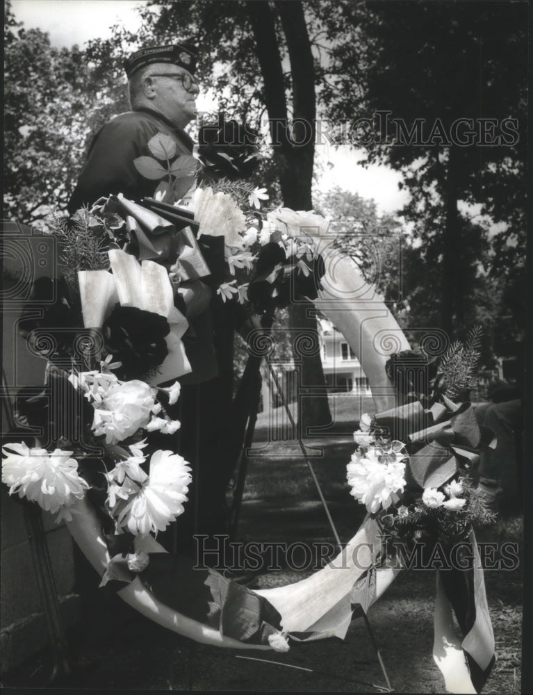 1993 Press Photo Marine Corps veteran stands at attention Memorial Day, Waukesha - Historic Images