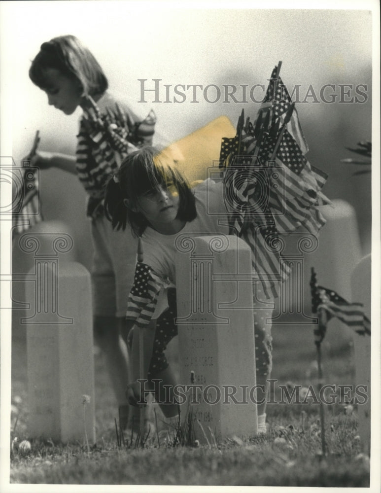 1992 Press Photo Elise Halaska prepares for Memorial Day by placing flags - Historic Images