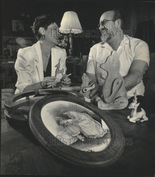 1986 Press Photo Patricia A. and David L.G. Laumer cooperate in a home business - Historic Images