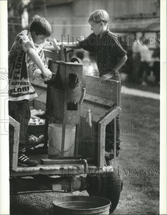 1994 Press Photo Andy Stephan and Steve Lalk of Germantown shell corn - Historic Images