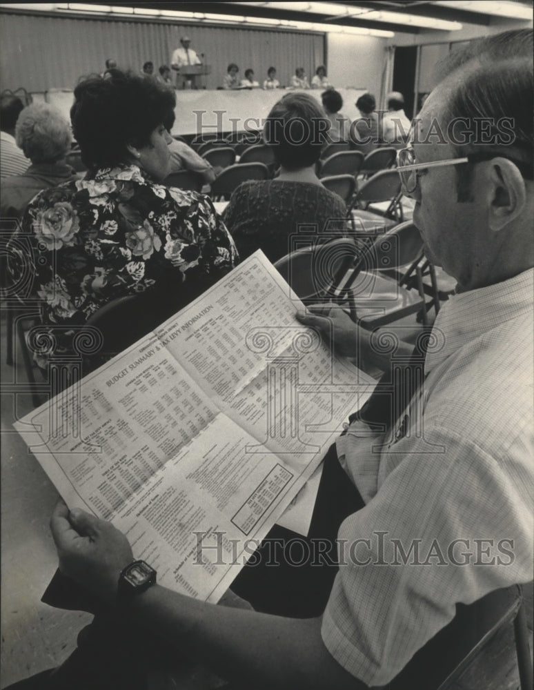 1986 Press Photo Bill Meyer of Germantown, Wisconsin reads budget summary. - Historic Images