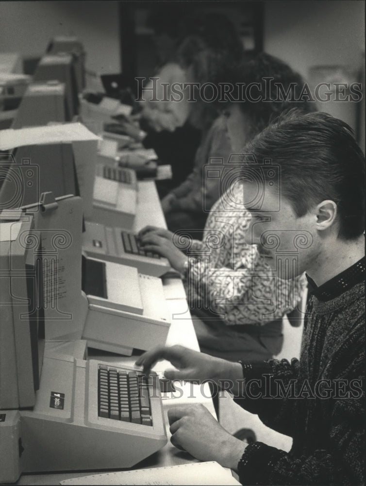 1990 Press Photo Chad Livingston in computer class at Germantown school - Historic Images
