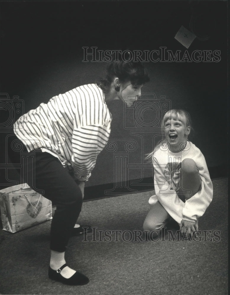 1993 Press Photo Melissa Kennedy laughs at Kathleen Mohr, Milwaukee Mime - Historic Images