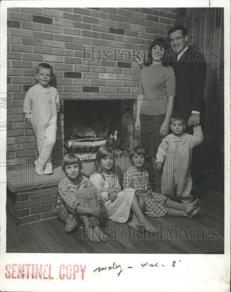 1967 Press Photo Mrs. David G Maley and family at home in Cedarburg, Wisconsin - Historic Images