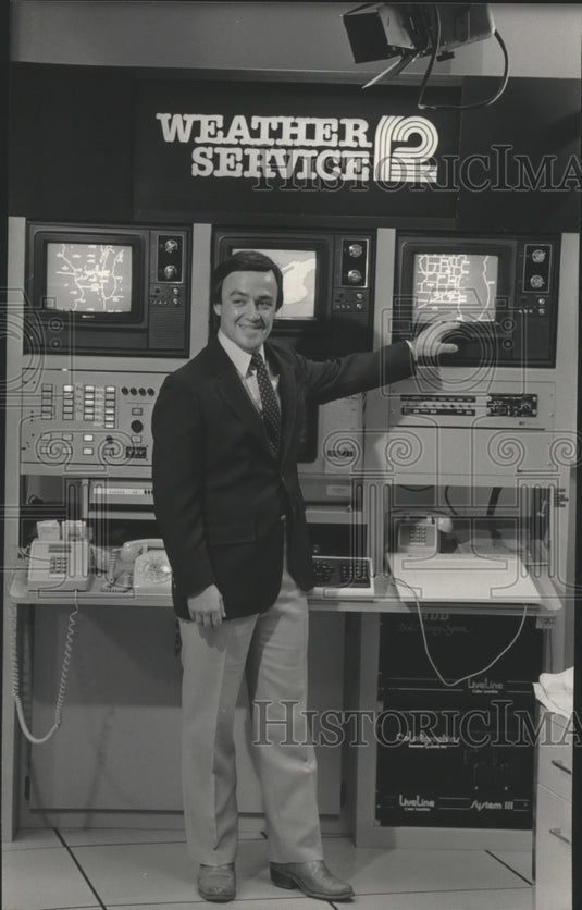1983 Press Photo John Malan, Weather Center, Milwaukee - Historic Images