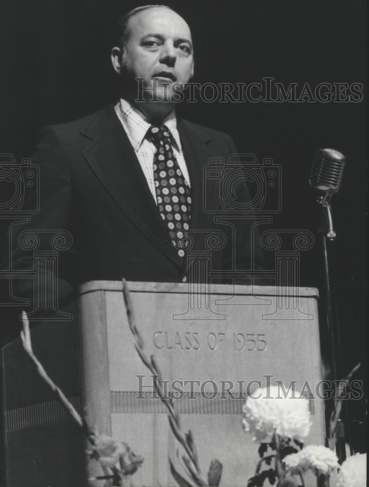 1975 Press Photo Lee R. McMurrin speaks to graduates in Milwaukee, Wisconsin - Historic Images