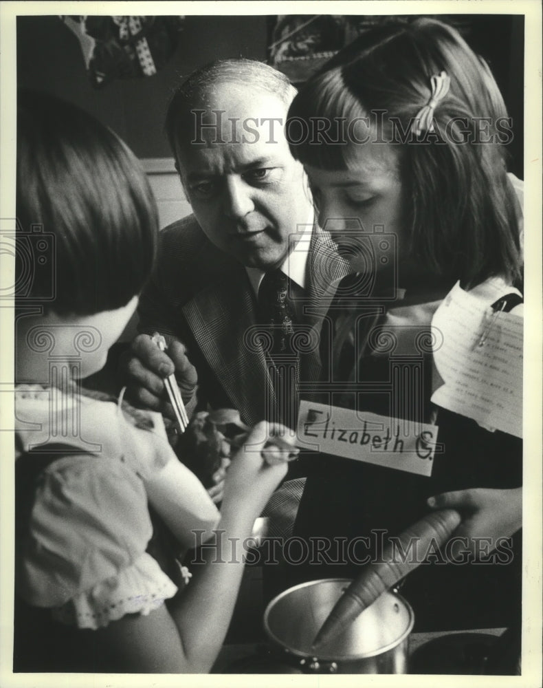 1988 Press Photo Superintendent Lee McMurrin with students; Milwaukee, Wisconsin - Historic Images