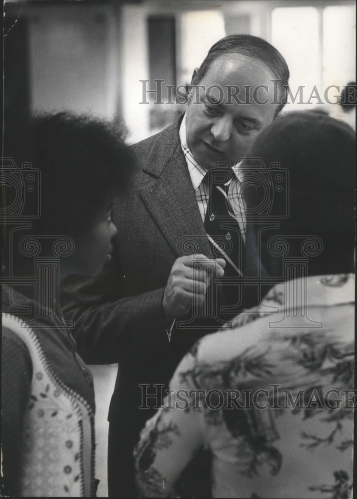1975 Press Photo Superintendent Lee R. McMurrin at Washington High School - Historic Images