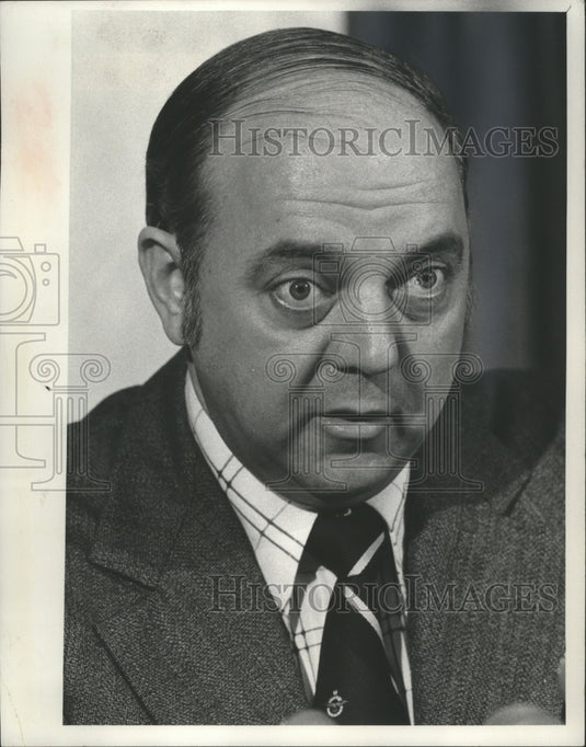 1975 Press Photo Lee R. McMurrin Deputy School Superintendent in Toledo, Ohio - Historic Images