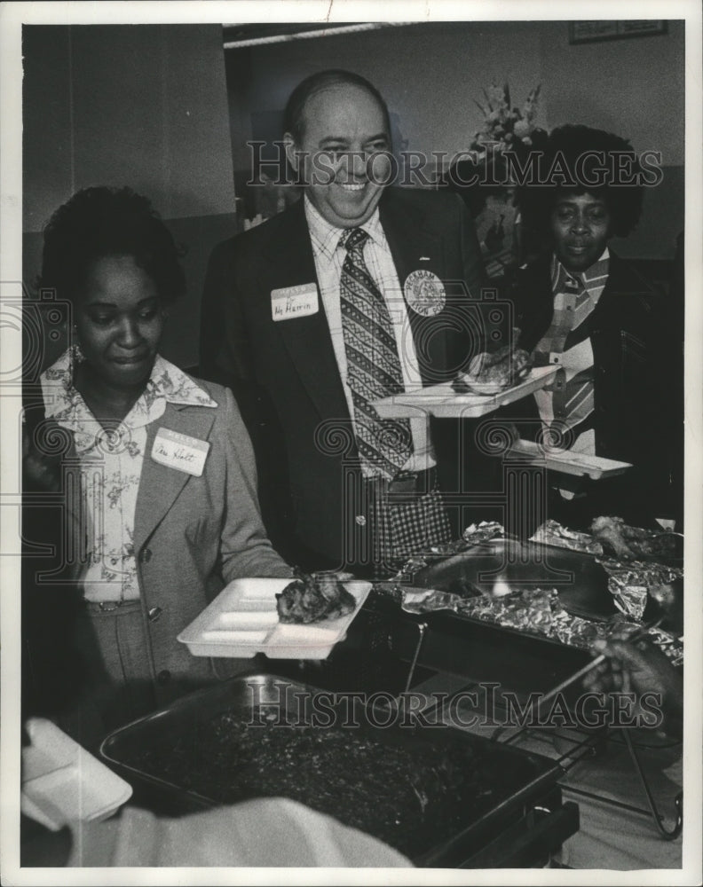 1975 Press Photo Lee R. McMurrin, Superintendent of Milwaukee Schools - Historic Images
