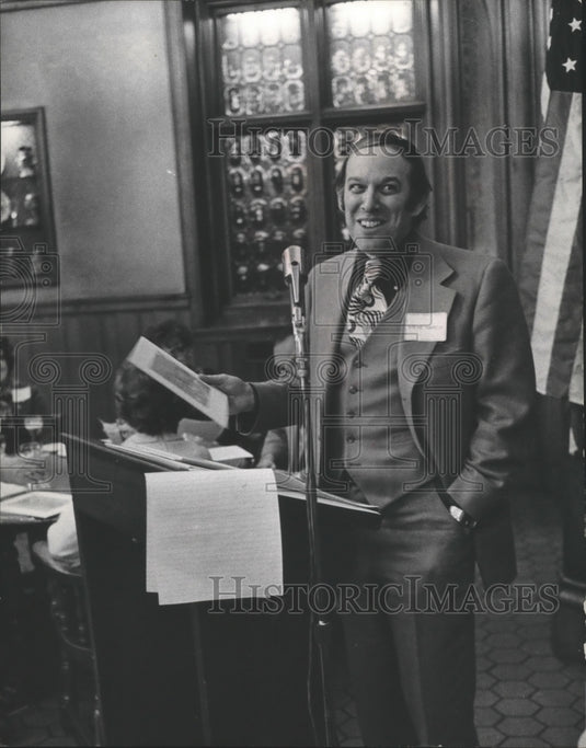 1972 Press Photo Steve Marcus received a plaque for the Pfister Hotel-Historic Images