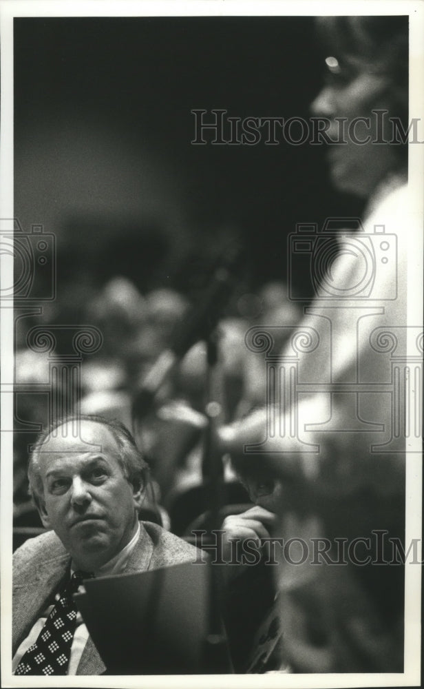 1989 Press Photo Steve Marcus, listens to Mara Meronek at meeting, Wisconsin. - Historic Images
