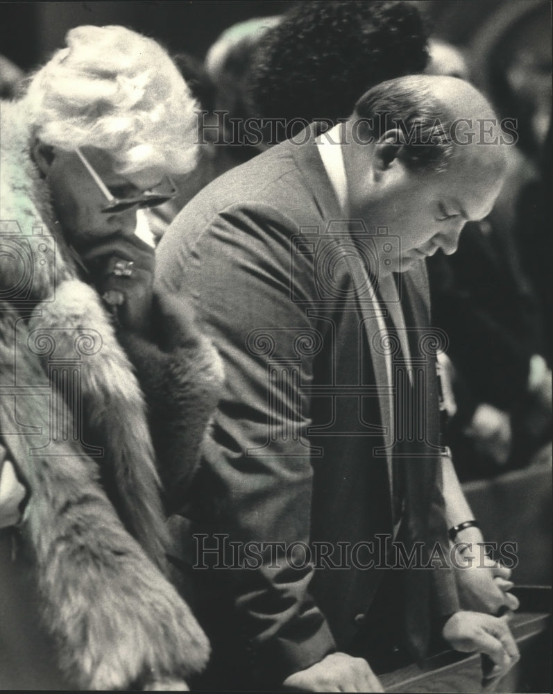 1987 Press Photo Alyce and Rick Majerus at the Funeral of Ray Majerus - Historic Images