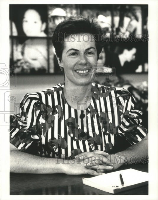 1992 Press Photo Mary Beth Malm, Executive Director of Girl Scouts of Milwaukee - Historic Images